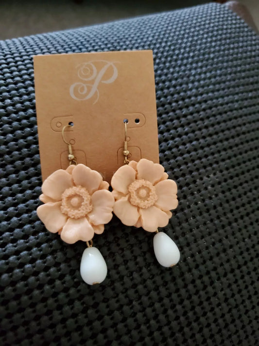 E123 Plunder Design Jewelry Reversible Peach and white Flower Earrings