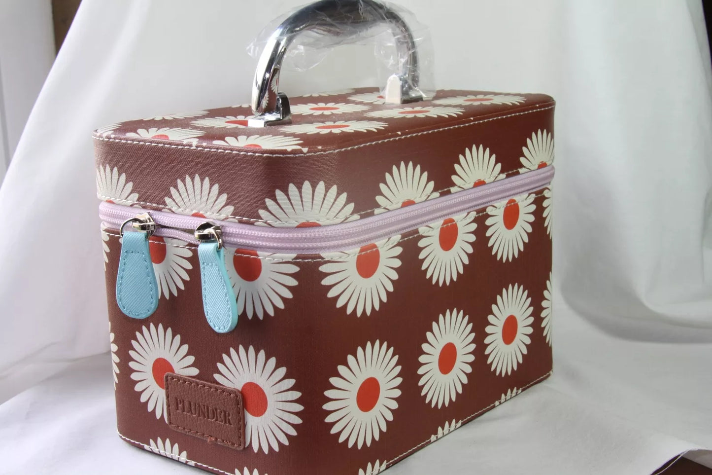 A108 Plunder Design Small Daisy Train Case