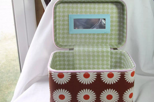 A108 Plunder Design Small Daisy Train Case